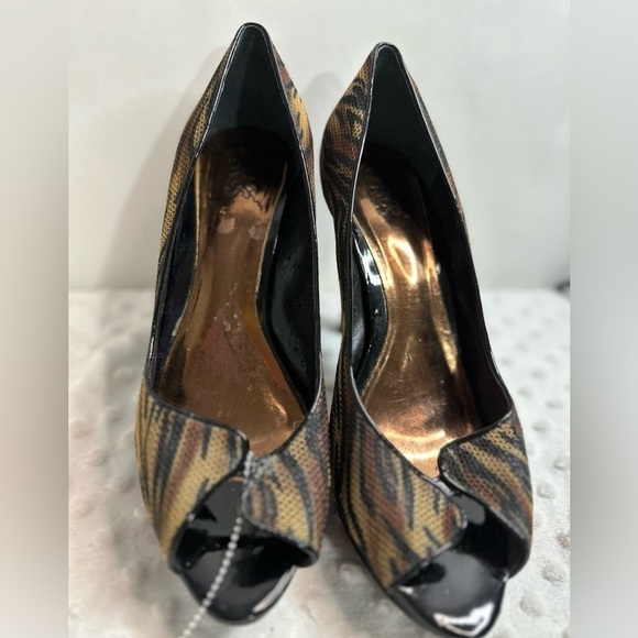 Chic Peep-Toe Heels in Black and Gold - Picture 2 of 4